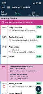 Smartphone-Screenshot der Tourenansicht in myCara mit zeitlicher Auflistung geplanter Einsätze einer Frühtour, inklusive Adressen, Dauer je Einsatz, einer markierten Fallbesprechung mit Terminkonflikten sowie Soll-/Ist-Zeitanzeige oben.